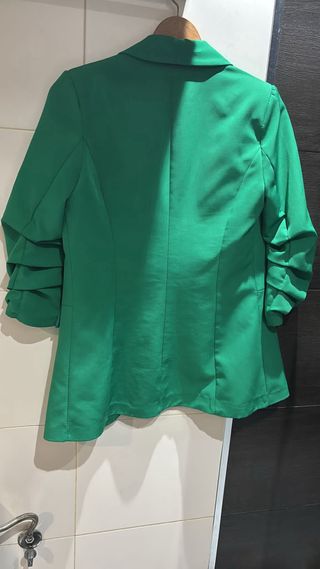 Americana verde y blusa blanca