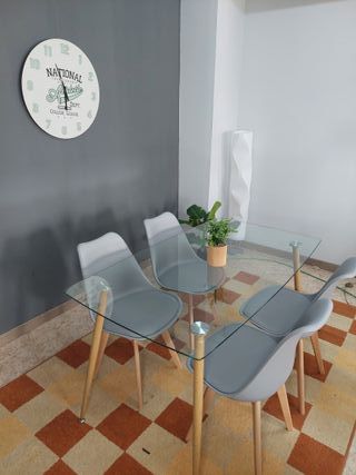 Mesa de comedor con 4 sillas
