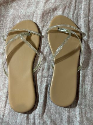 Sandalias de verano beige y plateadas