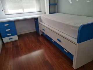 Habitación juvenil azul y blanca