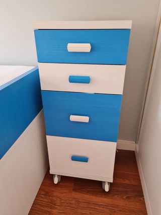 Habitación juvenil azul y blanca