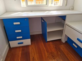 Habitación juvenil azul y blanca