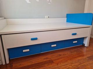 Habitación juvenil azul y blanca