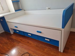 Habitación juvenil azul y blanca