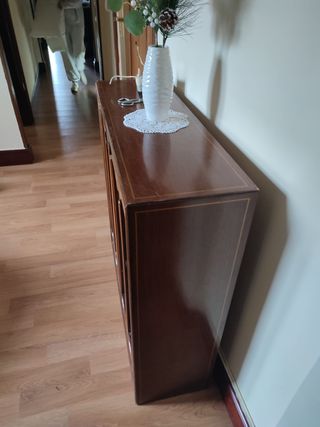 Recibidor de madera y cristal