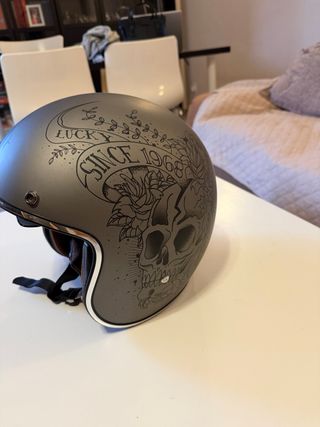 Casco estilo retro calavera Lucky Since 1968