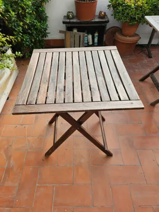 Mesa plegable de madera para exterior