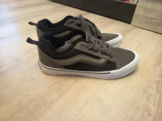 Zapatillas Vans grises y blancas