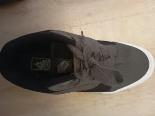 Zapatillas Vans grises y blancas