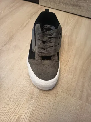 Zapatillas Vans grises y blancas