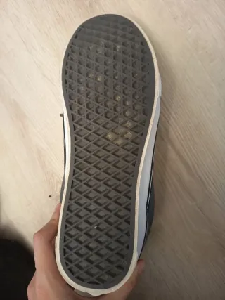 Zapatillas Vans grises y blancas