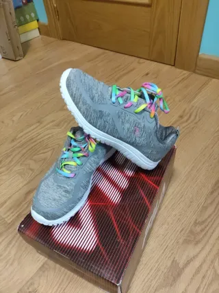 Zapatillas Fila chica grises y multicolor