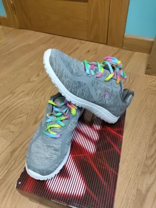Zapatillas Fila chica grises y multicolor