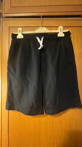 Pantaloncini uomo neri vendibili insieme a 4 euro