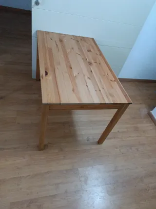 Mesa de comedor de madera con 4 sillas