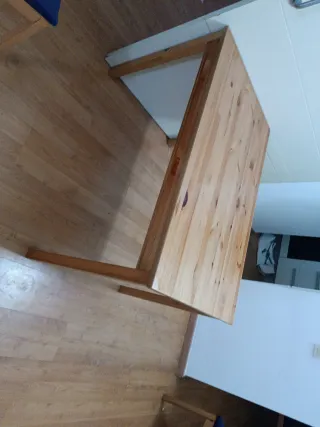 Mesa de comedor de madera con 4 sillas