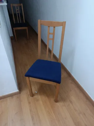 Mesa de comedor de madera con 4 sillas