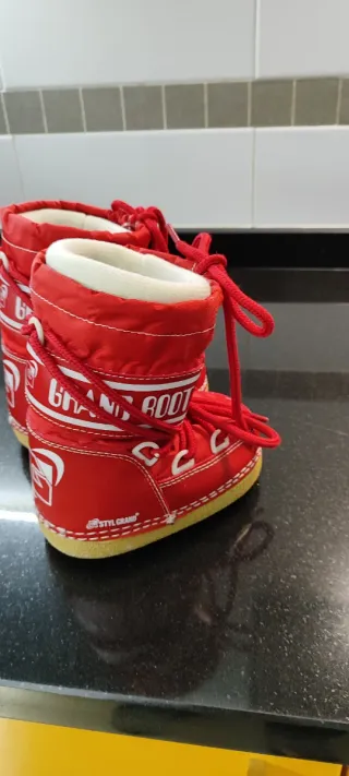 Botas de nieve rojas infantiles