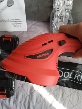 Tagliasiepi elettrico con accessori