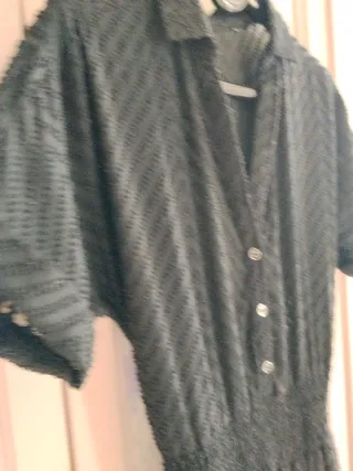 Vestido negro con volantes