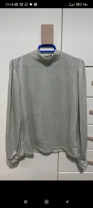 Camiseta plateada brillante