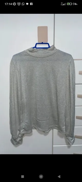 Camiseta plateada brillante