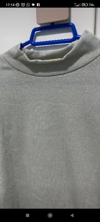 Camiseta plateada brillante