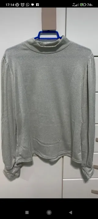 Camiseta plateada brillante