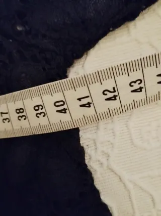 Blusa de encaje negro con manga acampanada.