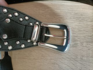 Cinturón ancho con tachuelas plateadas