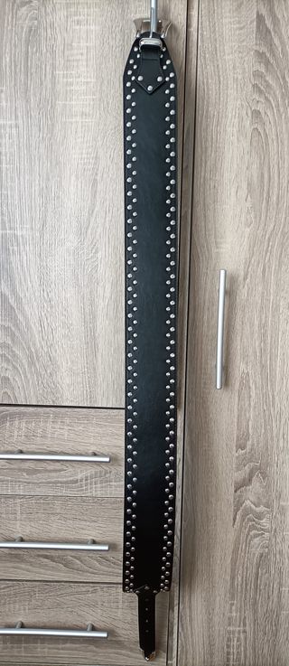 Cinturón ancho con tachuelas plateadas