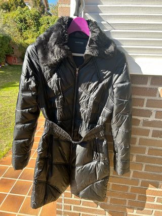 Abrigo Guess Marciano Negro con Pelo