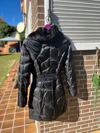 Abrigo Guess Marciano Negro con Pelo