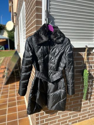 Abrigo Guess Marciano Negro con Pelo