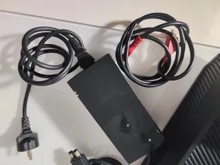 Xbox One con 2 mandos, volante y dos juegos