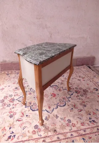 Mesita restaurada estilo francés con mármol