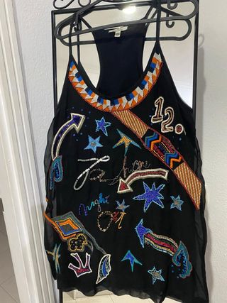 Vestido negro con bordados y lentejuelas