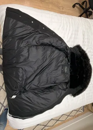 Chaquetón negro SUPPLY con capucha