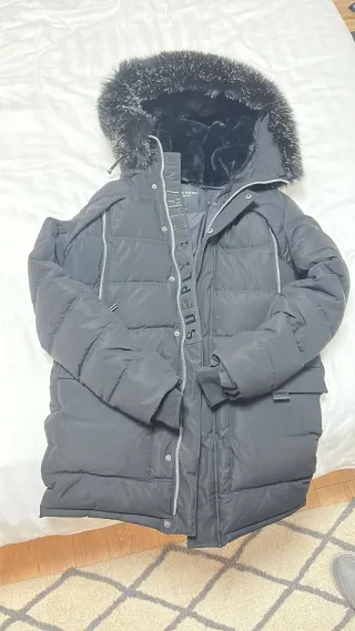 Chaquetón negro SUPPLY con capucha