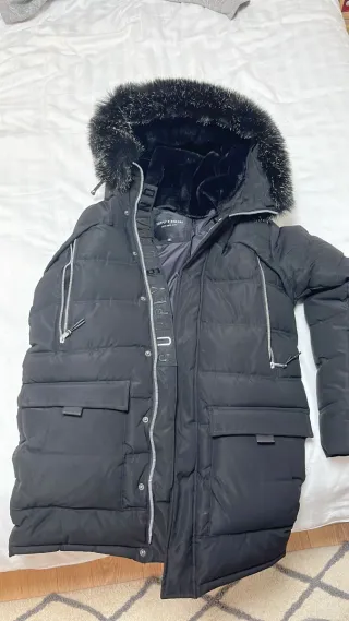 Chaquetón negro SUPPLY con capucha