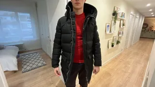 Chaquetón negro SUPPLY con capucha