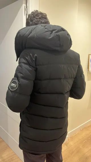 Chaquetón negro SUPPLY con capucha
