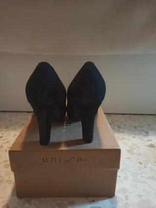 Zapatos de salón Unisa ante negros