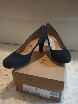 Zapatos de salón Unisa ante negros