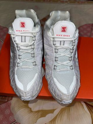 Zapatillas Nike Shox Blancas y Plateadas