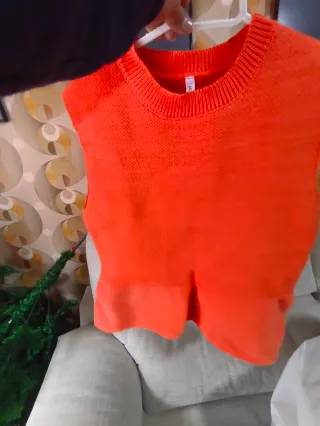 Camisa naranja sin mangas con volantes