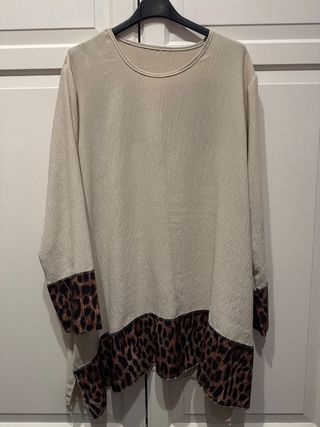 Camisa beige con bajos leopardo