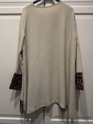 Camisa beige con bajos leopardo