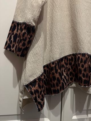 Camisa beige con bajos leopardo