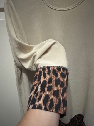 Camisa beige con bajos leopardo